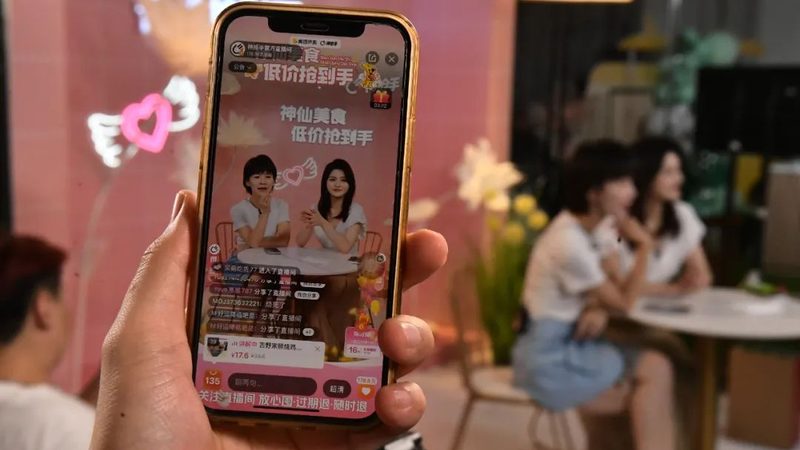 在挑选保姆时，建议综合考虑以下因素：